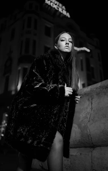 Crno-beli portret žene u dugom kaputu na gradskoj ulici – artistička modna fotografija – Fotograf Mihajlo