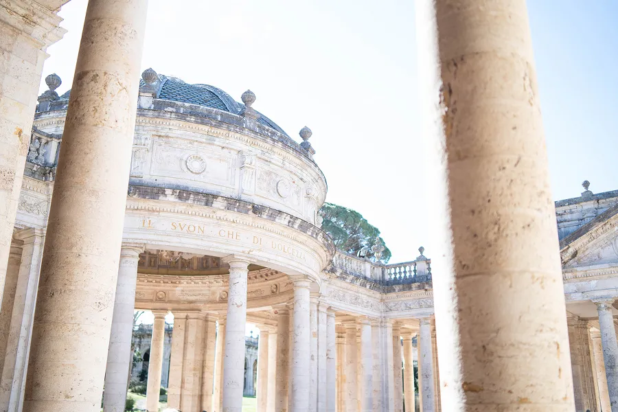 Arhitektura antičkog stila sa stubovima – putopisna i arhitektonska fotografija – Fotograf Mihajlo