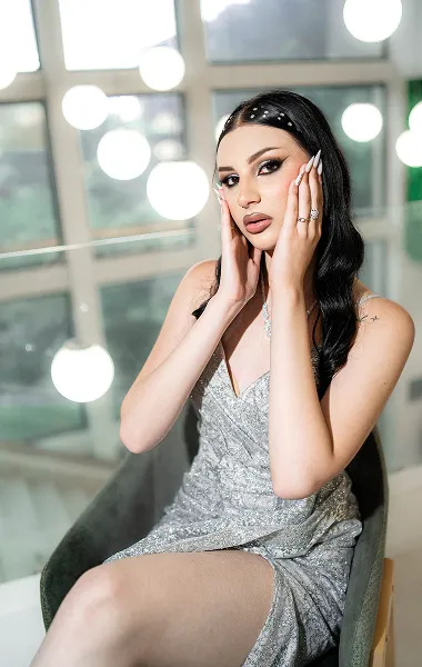 Portret mlade žene u sivoj haljini sedeći na stepenicama – elegantna modna fotografija – Fotograf Mihajlo - Leskovac