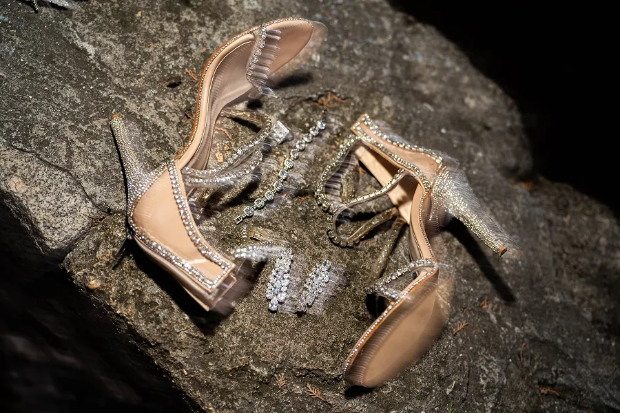 Detalj ženskih cipela sa šljokicama uz elegantnu dekoraciju – produkt i wedding detalj – Fotograf Mihajlo - Niš
