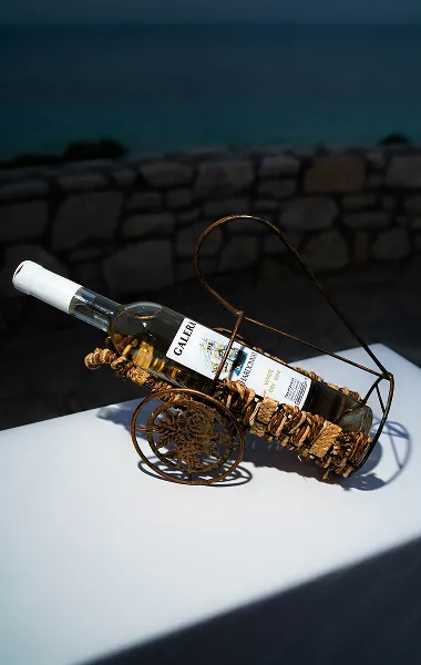 Close-up detalj flaše pića i čaša na kamenoj podlozi – produkt fotografija – Fotograf Mihajlo - Niš