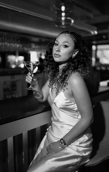 Crno-beli portret žene u svečanoj haljini u noćnom ambijentu – artistička fotografija – Fotograf Mihajlo - Leskovac