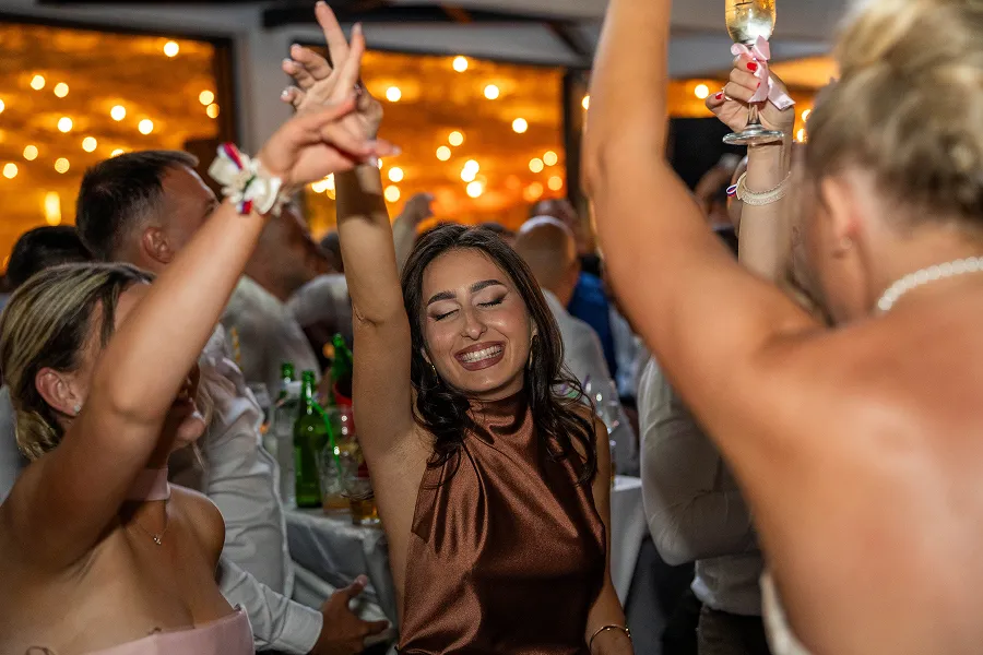 Grupa ljudi na proslavi, podignute ruke i energična atmosfera – event fotografija – Fotograf Mihajlo – Leskovac