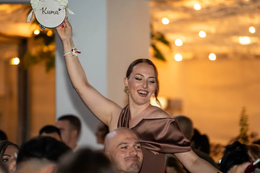 Vesela atmosfera na žurci sa podignutim šampanjcem – dokumentarna event fotografija – Fotograf Mihajlo