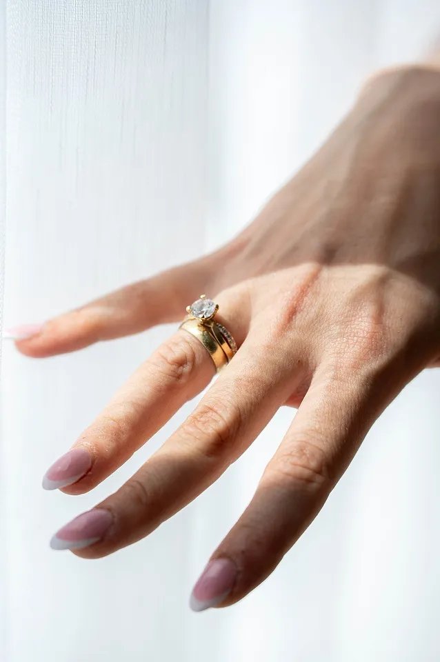 Detalj vereničkog prstena i burme na ruci mlade.