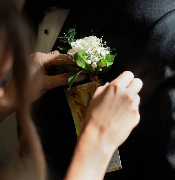 Nameštanje cvetnog revera tokom priprema za venčanje, snimljeno u Nišu.