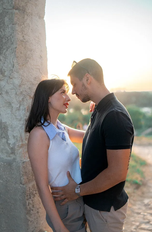 Par u nežnom zagrljaju uz kameni prolaz u Leskovcu.