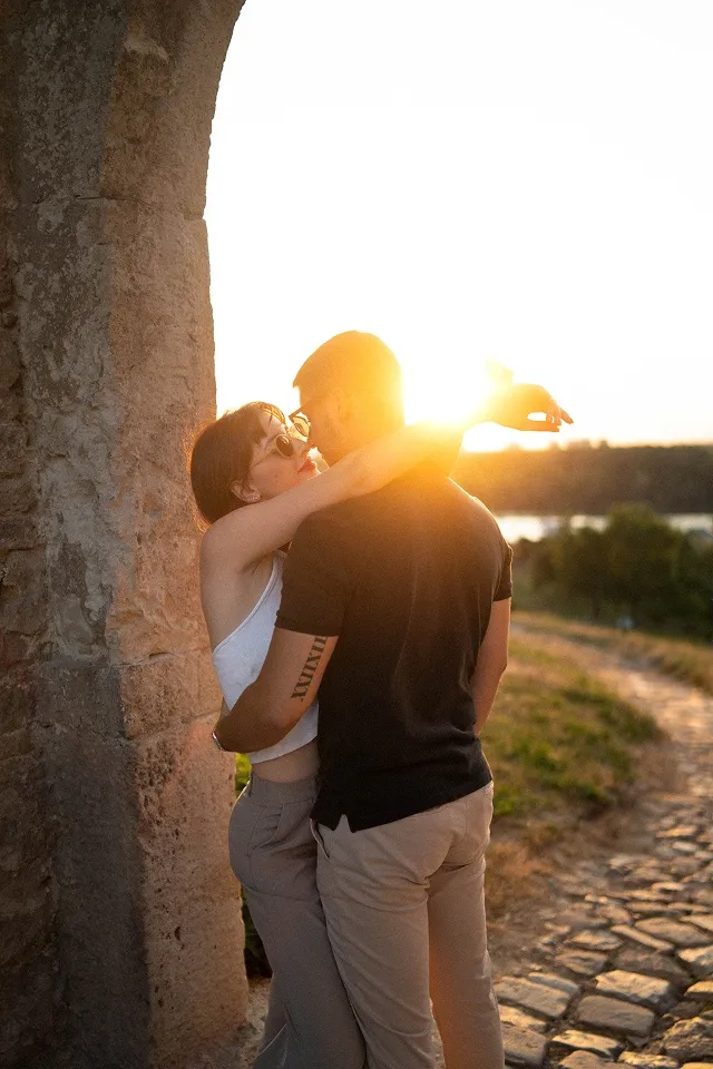 Romantičan zagrljaj para u Leskovcu tokom zalaska sunca.