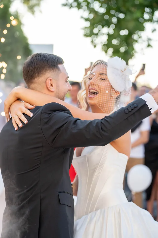 Mladenci plešu tokom venčanja u Nišu, emotivan trenutak mlade i mladoženje.