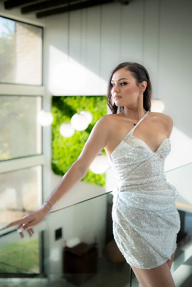 Portret devojke u srebrnoj elegantnoj haljini na modernoj lokaciji u Nišu.