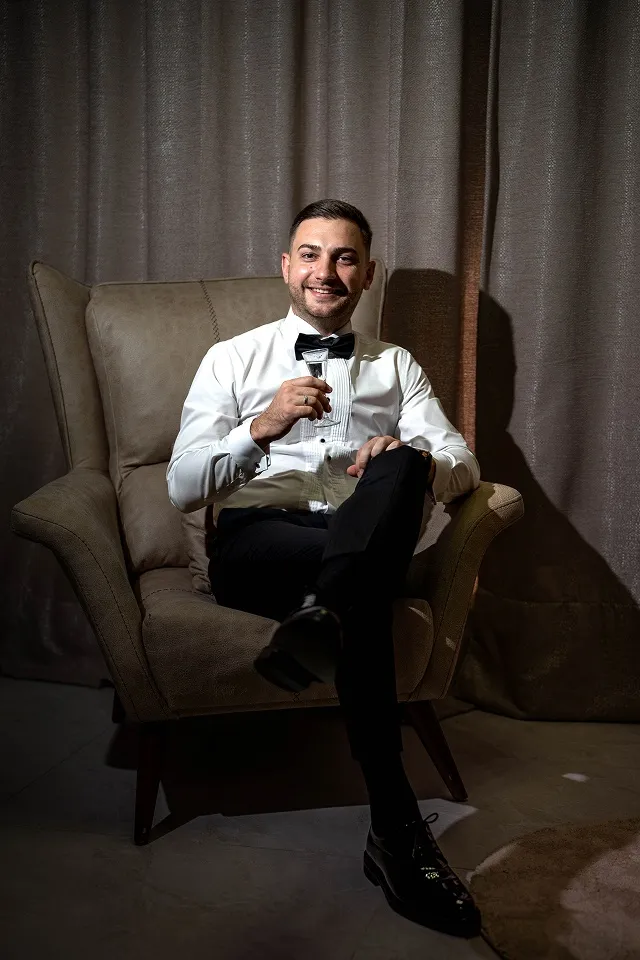 Elegantni muški portret u odelu — profesionalno fotografisanje u Nišu.