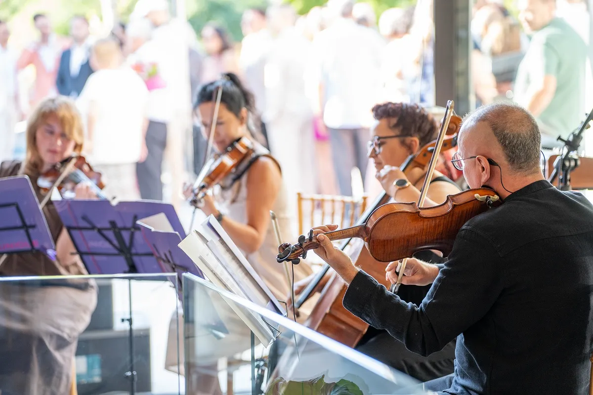 Violinisti izvode muziku na svečanom događaju.