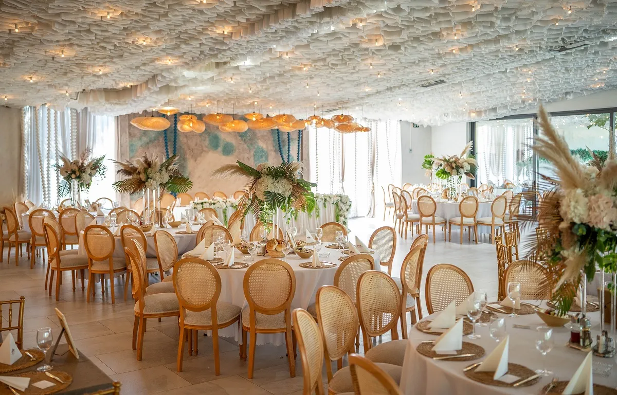 Elegantno dekorisana svečana sala pripremljena za proslavu.