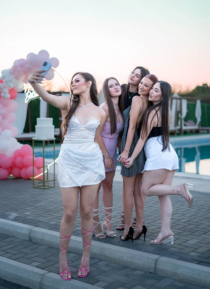 Grupni selfie devojaka tokom proslave 18. rođendana pored bazena u Nišu.