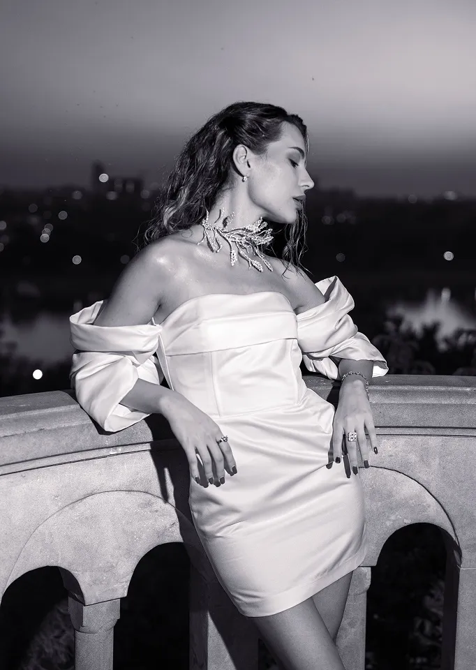 Crno-beli modni portret devojke na terasi sa pogledom na Beograd.