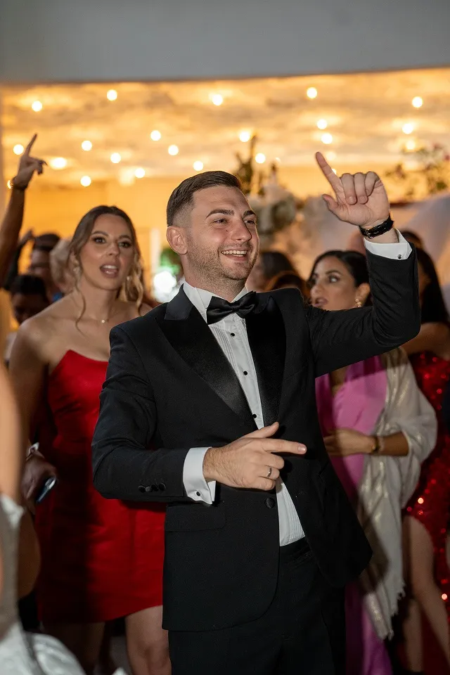 Raspoloženi gosti plešu tokom svečane proslave u Nišu.