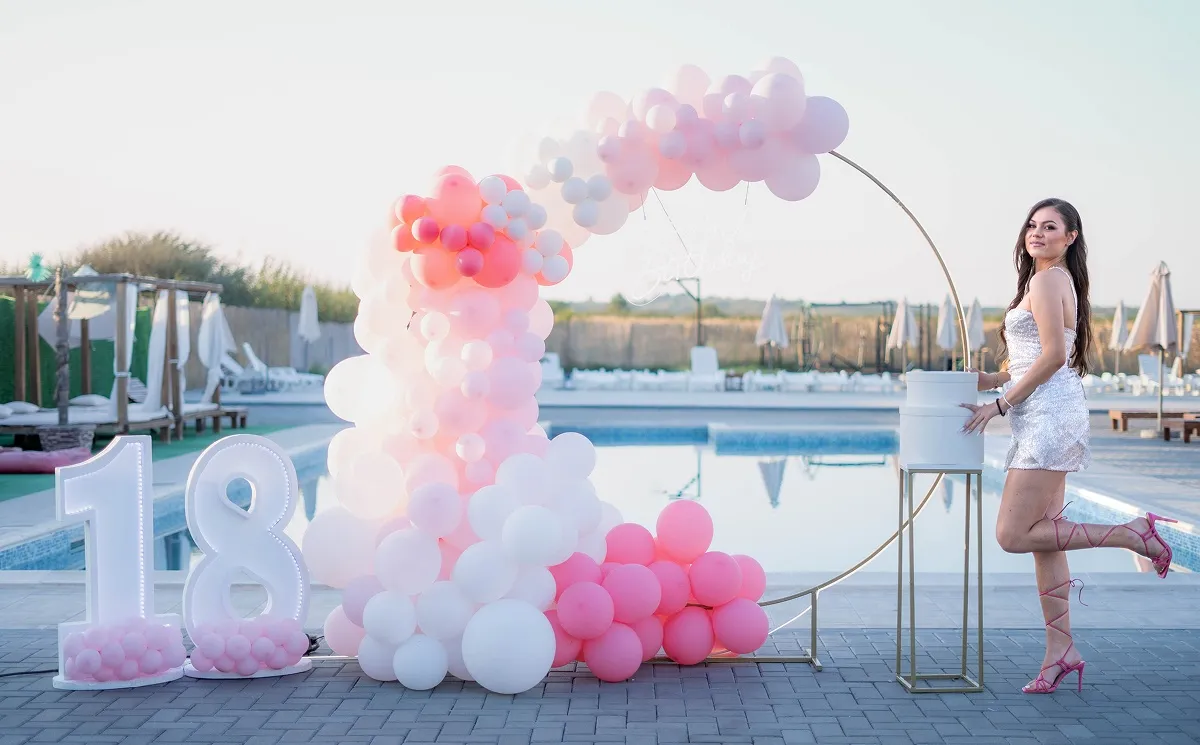 Dekoracija i portret slavljenice tokom proslave 18. rođendana pored bazena u Nišu.