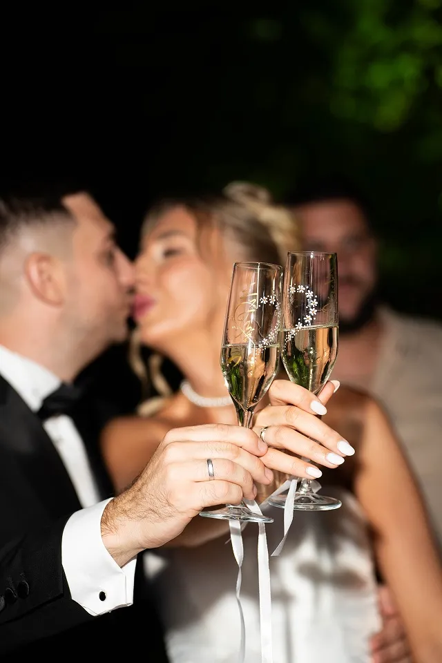 Nazdravljanje mladenaca šampanjcem tokom večernjeg venčanja u Nišu.