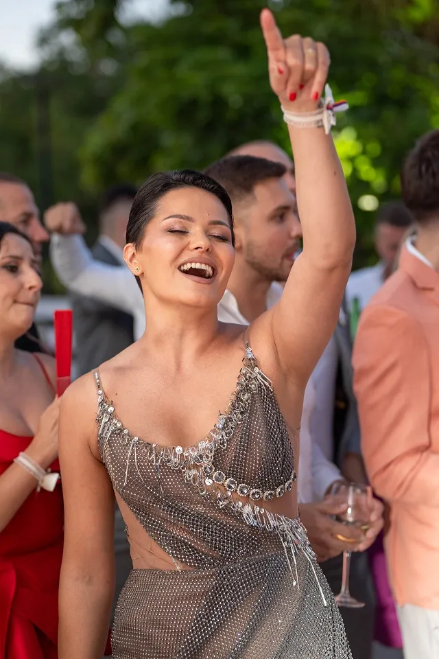 Vesela atmosfera na proslavi uz ples i goste tokom večernjeg događaja u Nišu.