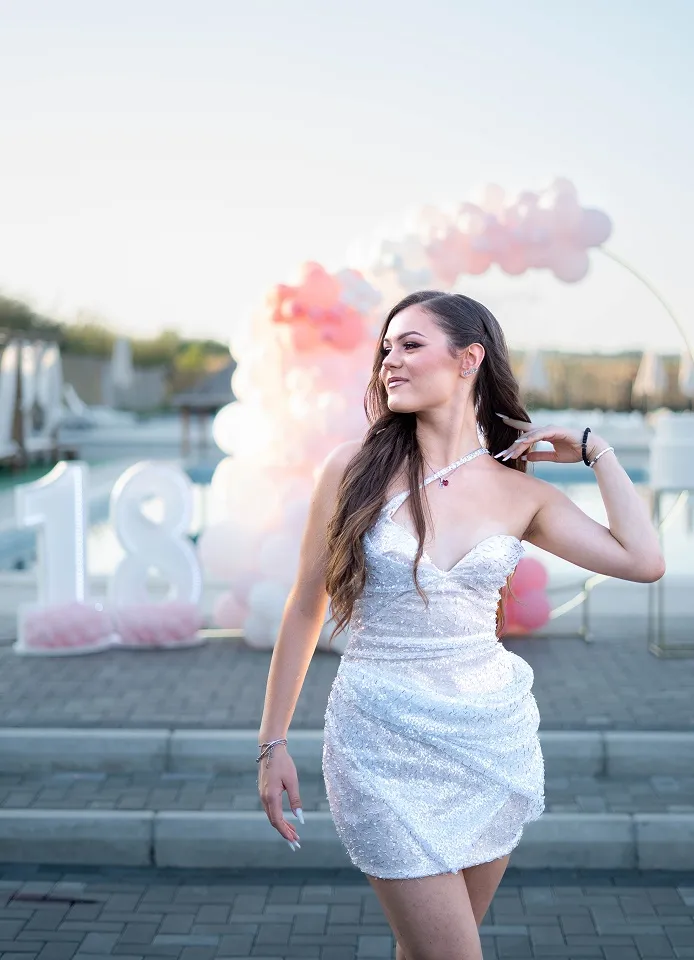 Portret devojke tokom proslave 18. rođendana uz dekoraciju na otvorenom u Nišu.