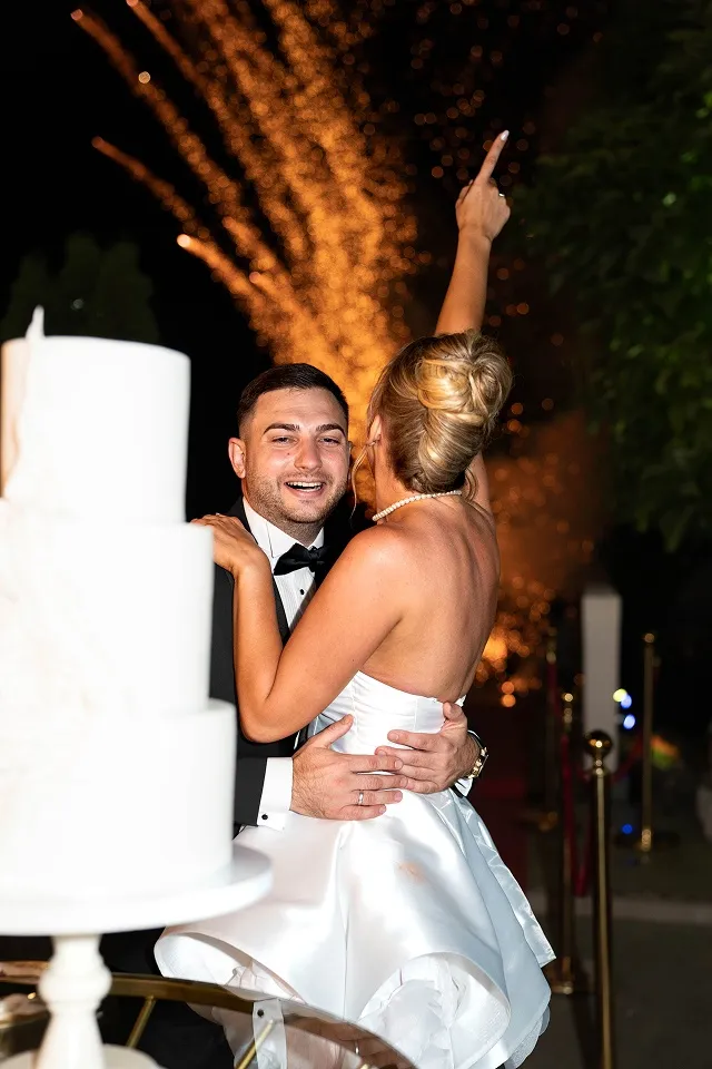 Svadbeni trenutak mladenaca uz vatromet tokom proslave venčanja u Nišu.