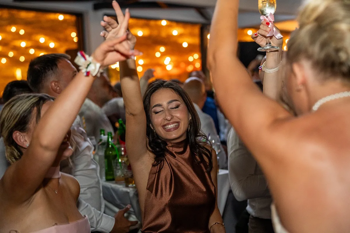 Vesela atmosfera na proslavi uz ples i goste tokom večernjeg događaja u Nišu.