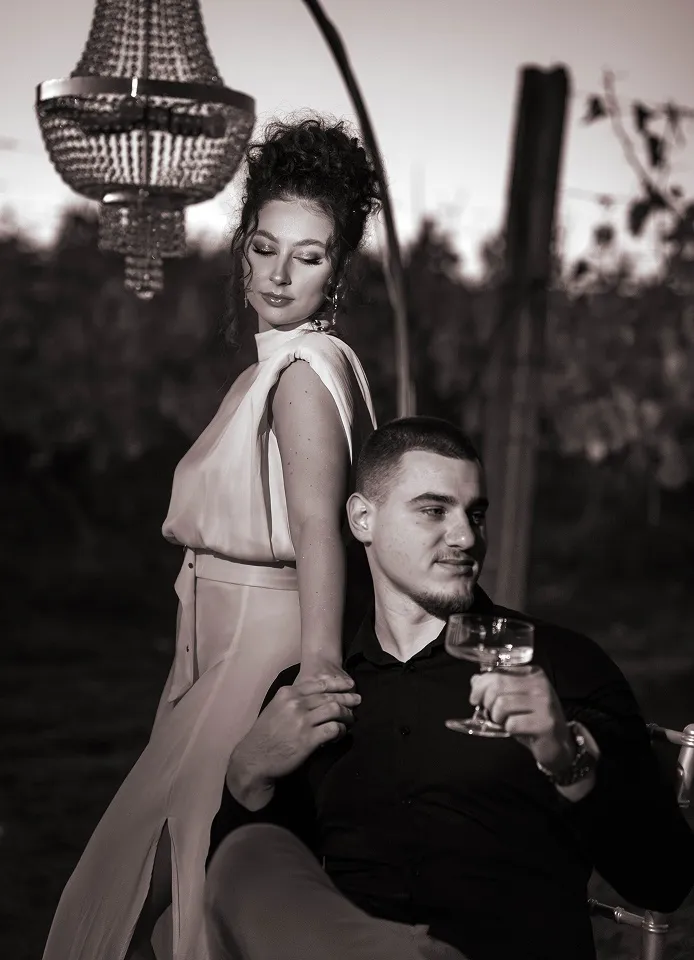 Intiman trenutak para ispod dekorativnog lustera tokom večernjeg portreta u vinogradu kod Leskovca.