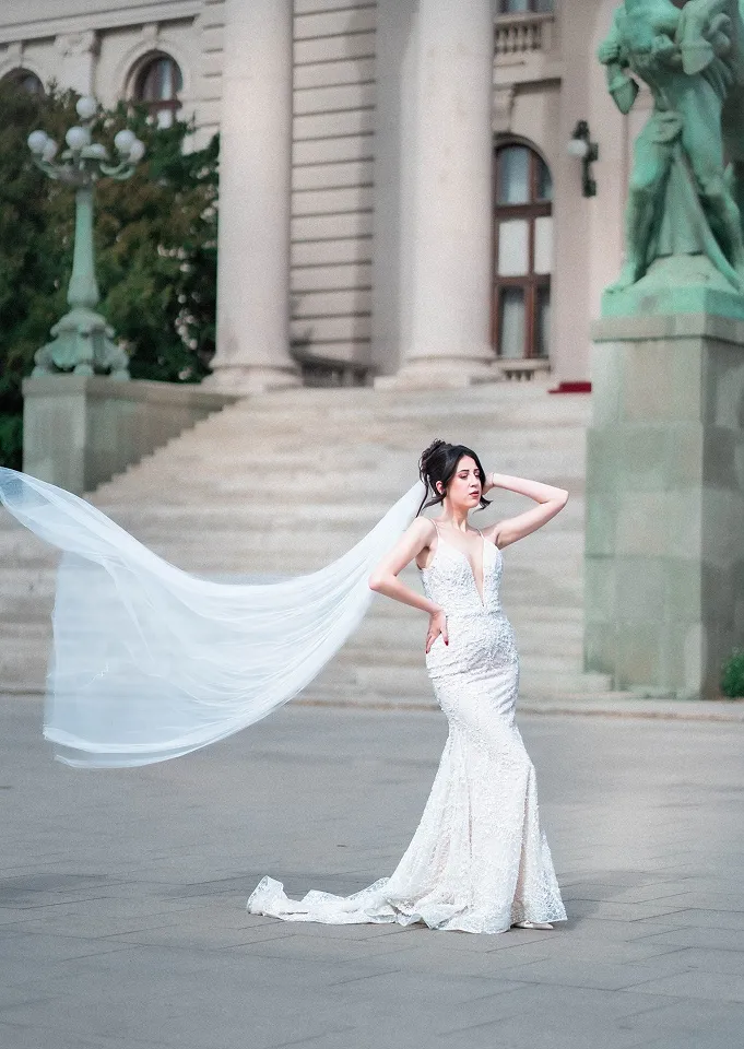 Editorial portret modela u venčanici ispred Narodne skupštine u Beogradu.