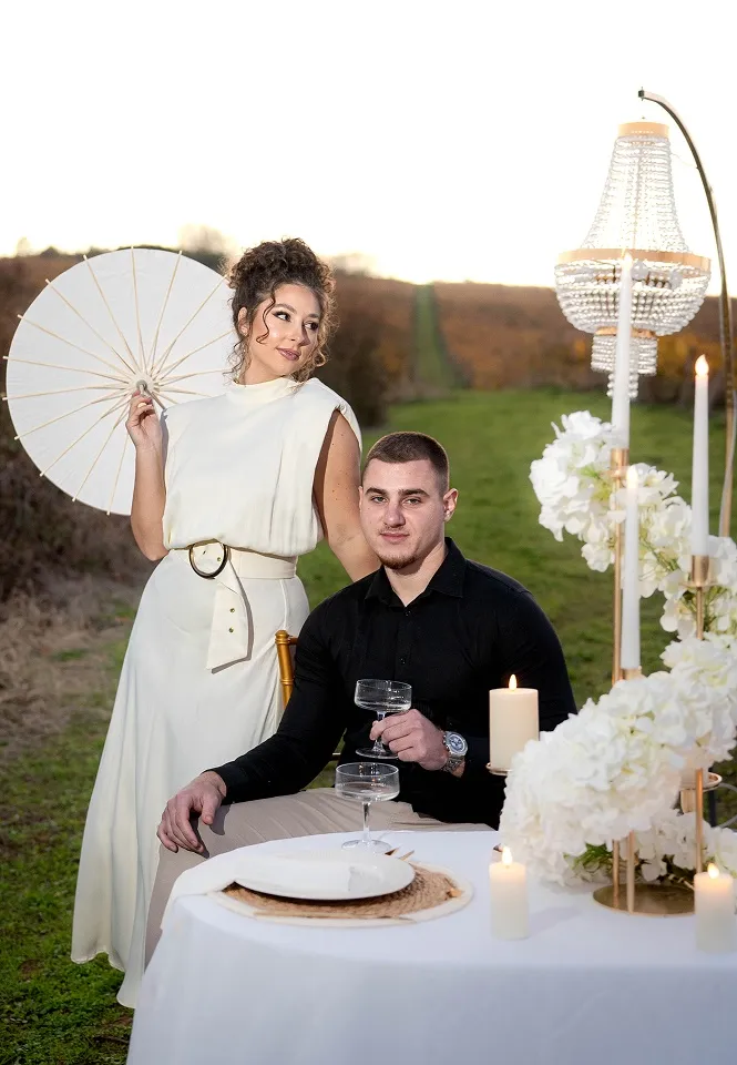 Elegantna scena para uz sto u vinogradu tokom večernjeg portreta kod Leskovca.