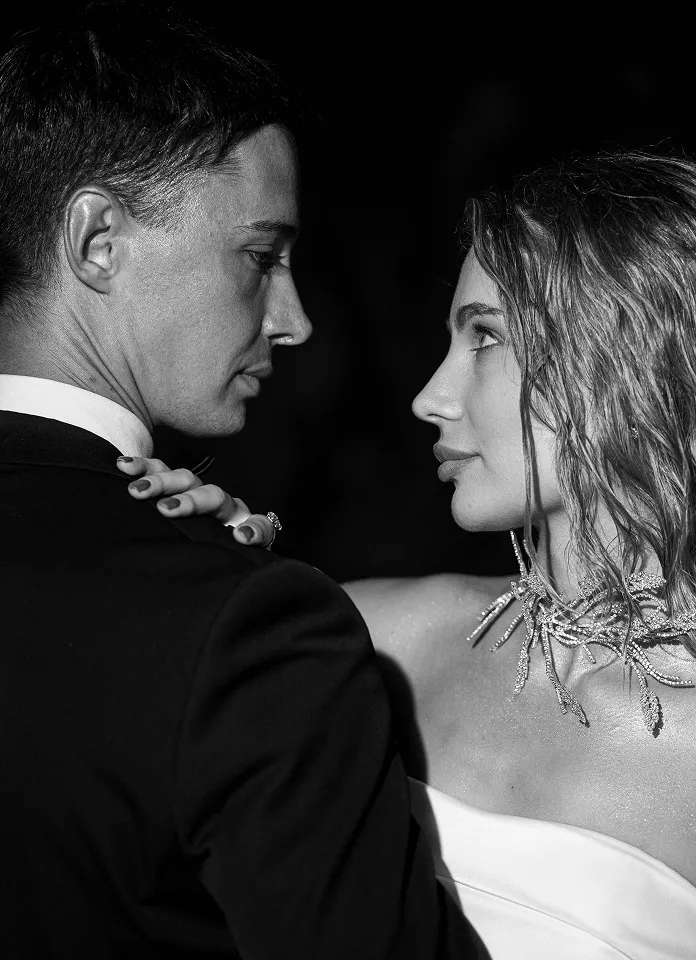 Intiman crno-beli close-up para u zagrljaju tokom prvog plesa.