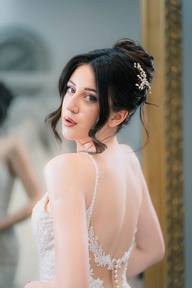 Editorial beauty portret modela u venčanici u unutrašnjem prostoru u Beogradu.