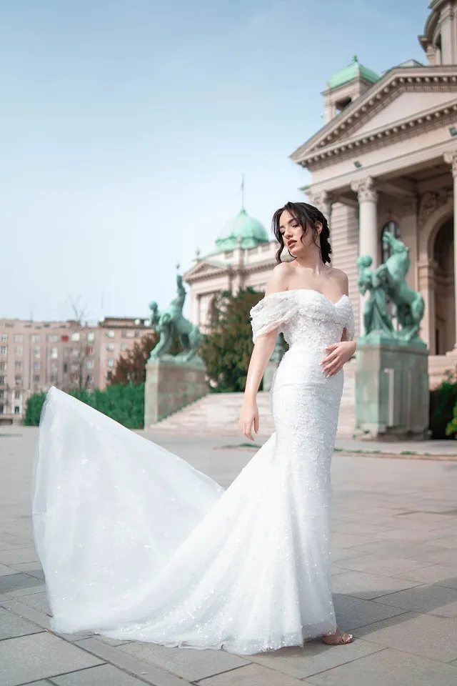 Elegantna mlada u beloj venčanici ispred Narodne skupštine u Beogradu.