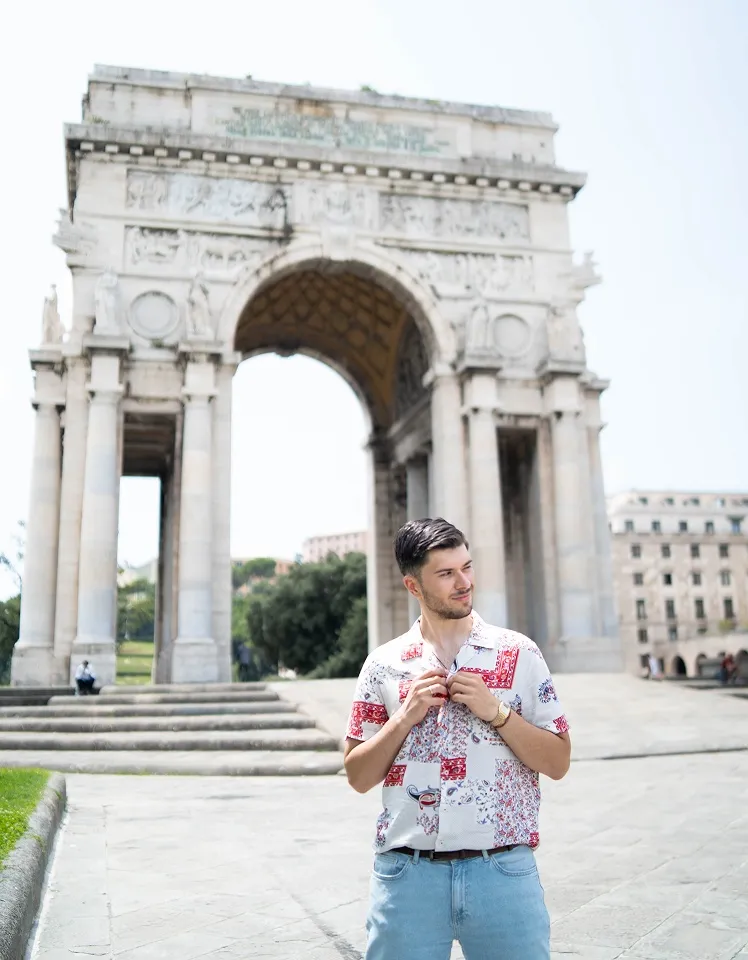 Modni portret mladića ispred Arco della Pace u Milanu, Italija.