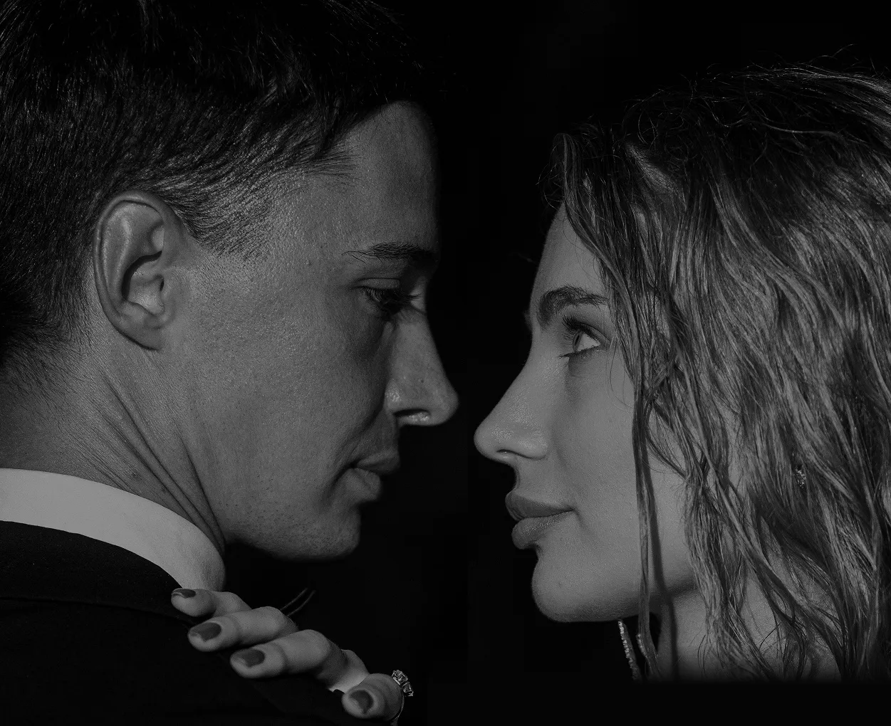 Bliski pogled para tokom prewedding poziranja na kalemegdanu.