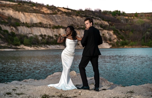 Par pozira ispred Bešenovačkog jezera kod Beograda na wedding photosession,