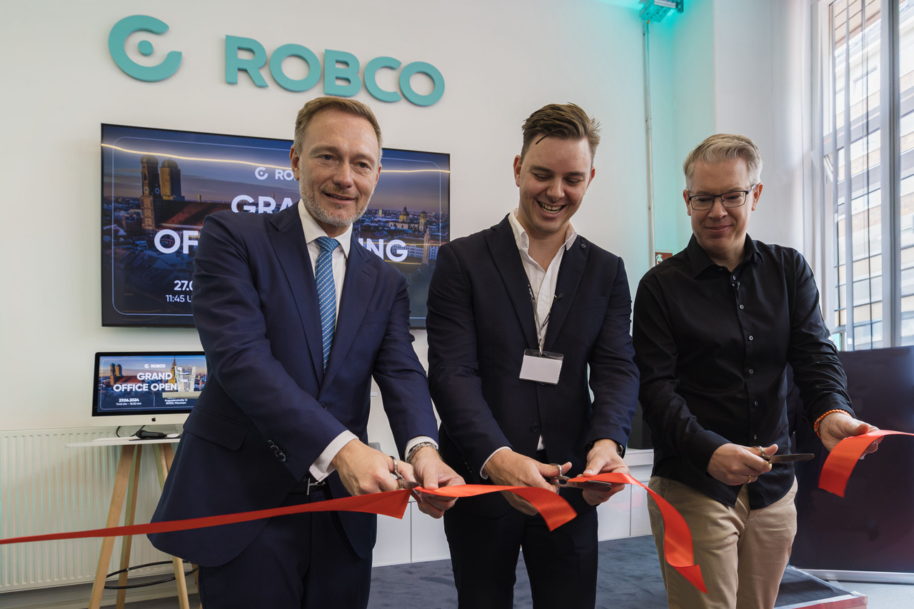 RobCo Office Opening, with Christian Lindner, Frank Thelen and Roman Hölzl cutting the ribbon together