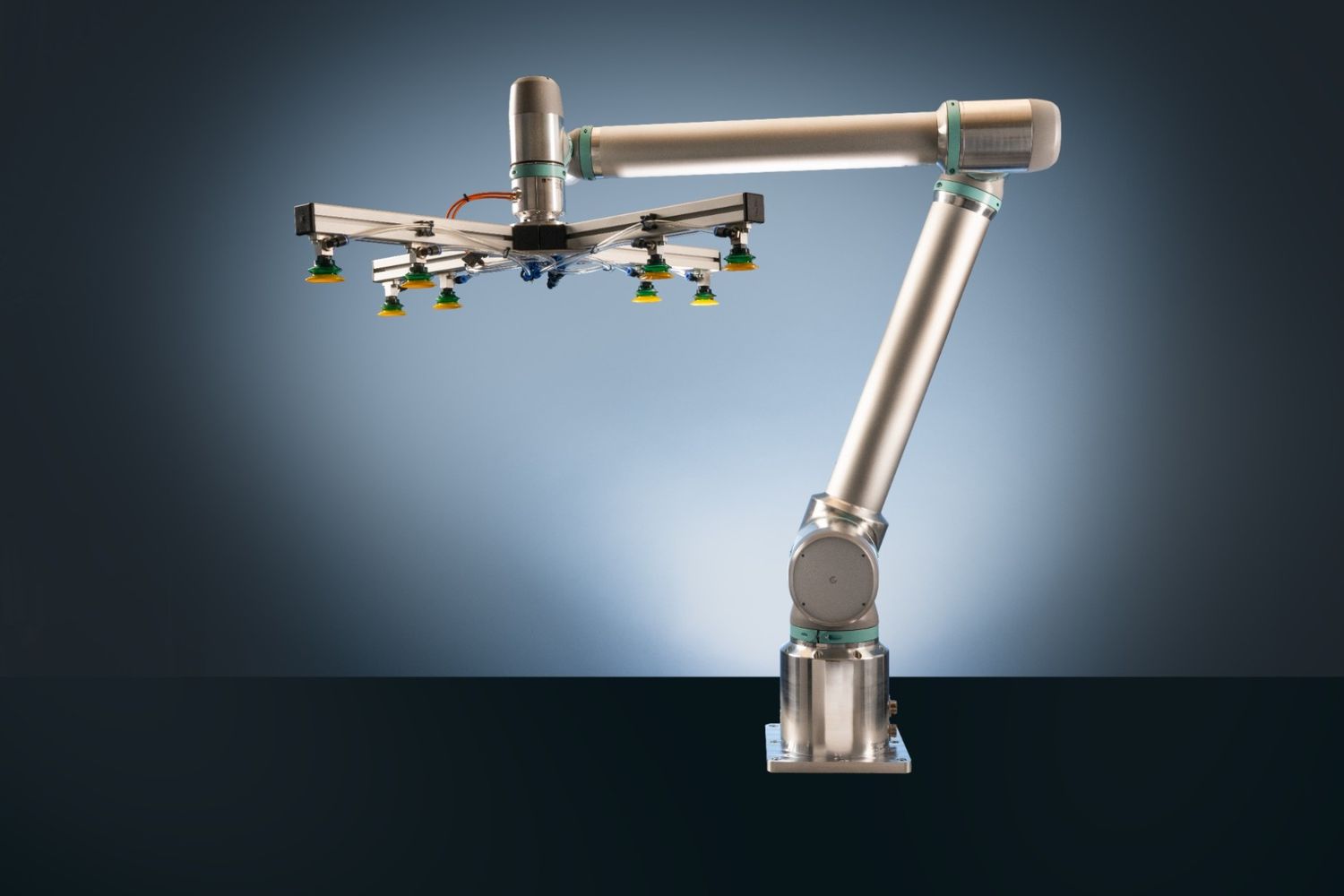 Industrieroboter mit einem großen Vakuumgreifer zur Handhabung flächiger Bauteile, der die moderne Definition von Robotik in der automatisierten Produktion veranschaulicht.