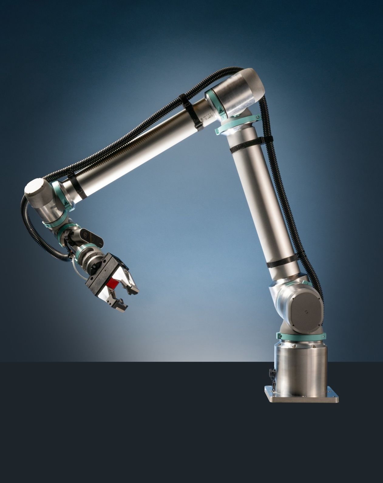 Ein modularer Roboterarm von RobCo ist mit einem präzisen Greifwerkzeug ausgestattet, einem von vielen flexiblen Endeffektoren für verschiedene industrielle Anwendungen.