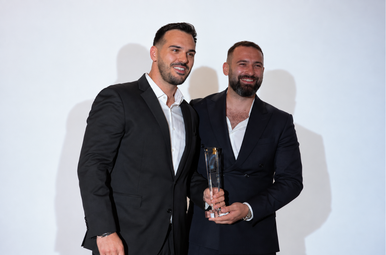 Ιωάννης Μαυρίκης και Φώτης Φωτός παραλαμβάνουν το βραβείο The Art of Aerial Innovation για τη Dronira στο One&Only Aesthesis, Αθηναϊκή Ριβιέρα