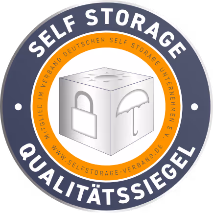 Selbstlagerungs-Qualitätssiegel mit Vorhängeschloss- und Regenschirmsymbolen auf einem Würfel in der Mitte, umgeben von Text des Self Storage Verbands.