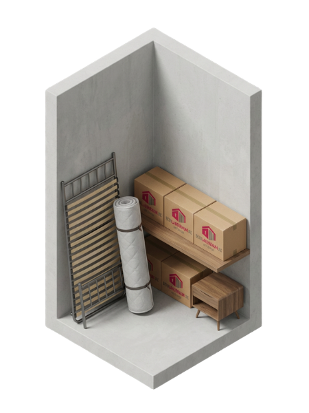 Ein kleiner Lagerraum mit Kartons auf einem Wandregal, einem zusammengelegten Bettgestell, einer gerollten Matte und einem kleinen Nachttisch.
