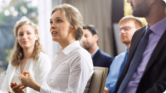 Participants échangeant lors d’un séminaire sur l’innovation et les technologies