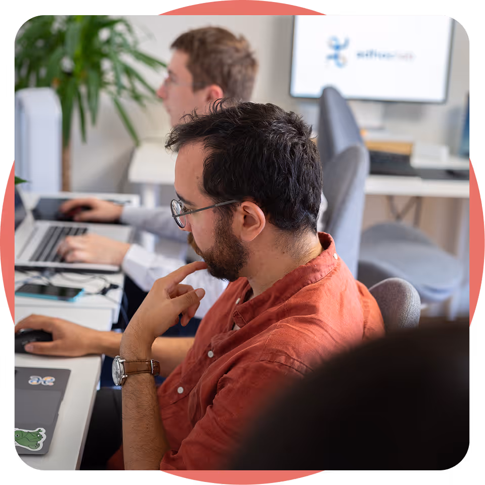 Chercheur d’Ad-Hoc Lab travaillant sur un projet de recherche dans les bureaux