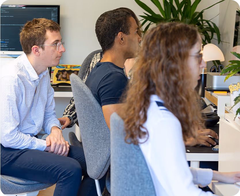 Chercheurs d’Ad-Hoc Lab collaborant sur un projet