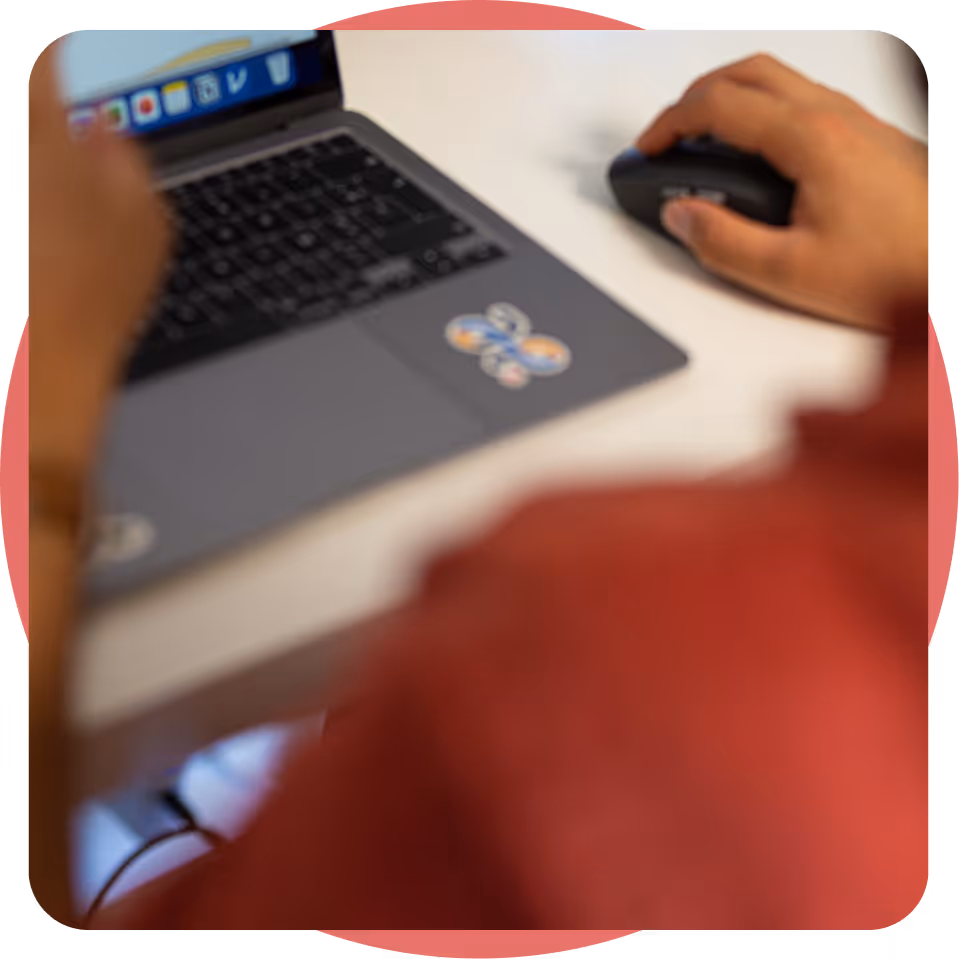 Travail de recherche sur ordinateur au sein du laboratoire Ad-Hoc Lab