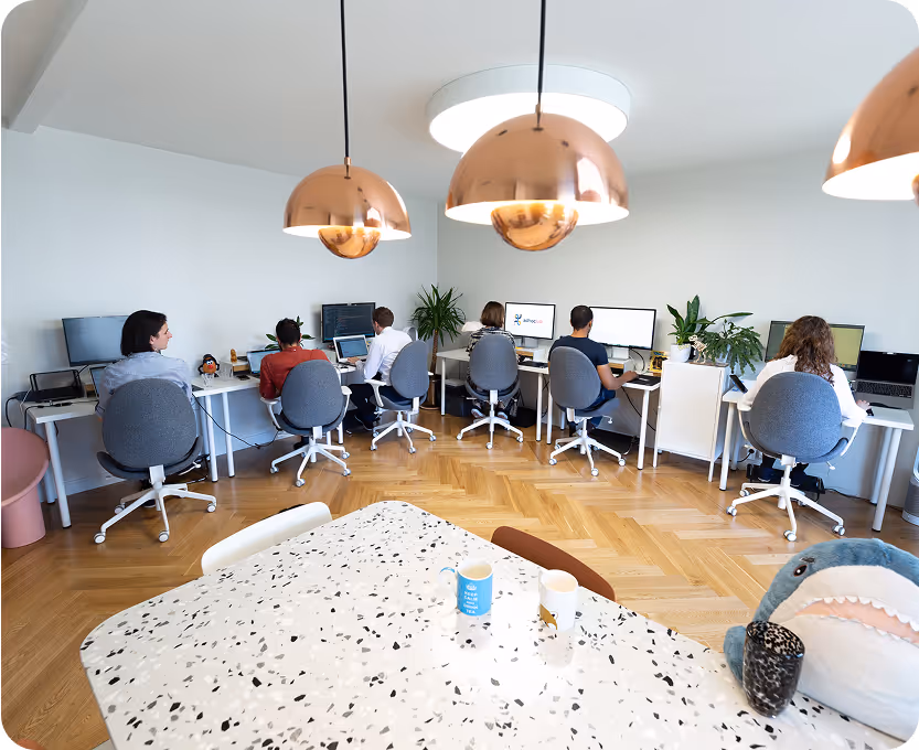 Équipe d’Ad-Hoc Lab au travail dans les bureaux de Bois-Colombes