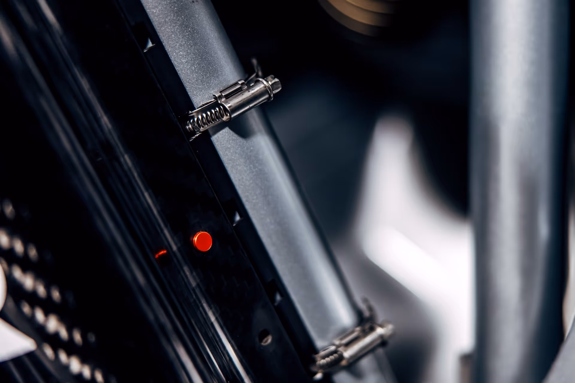 Close-up of the mount to a rollcage for the lightweight drinking-system with SIGG bottle.