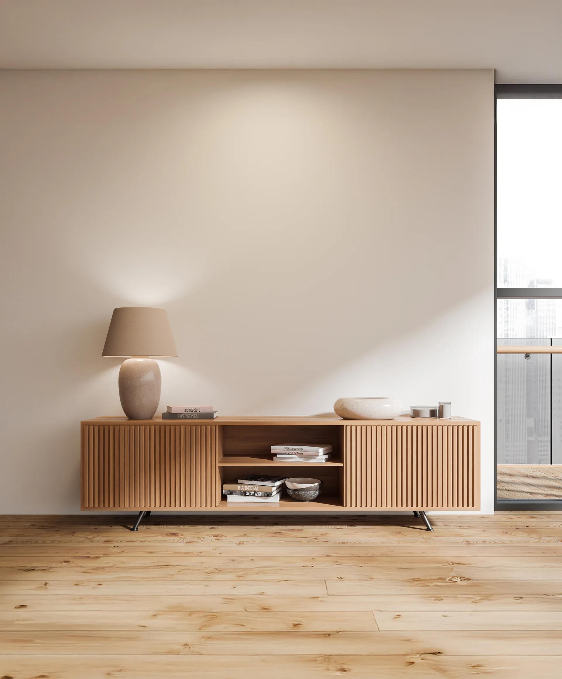 Moderner hölzerner TV-Schrank mit Lamellenfront, darauf eine Tischlampe, Bücher und dekorative Objekte, vor einer weißen Wand und neben einem großen Fenster mit Blick auf eine Stadt.