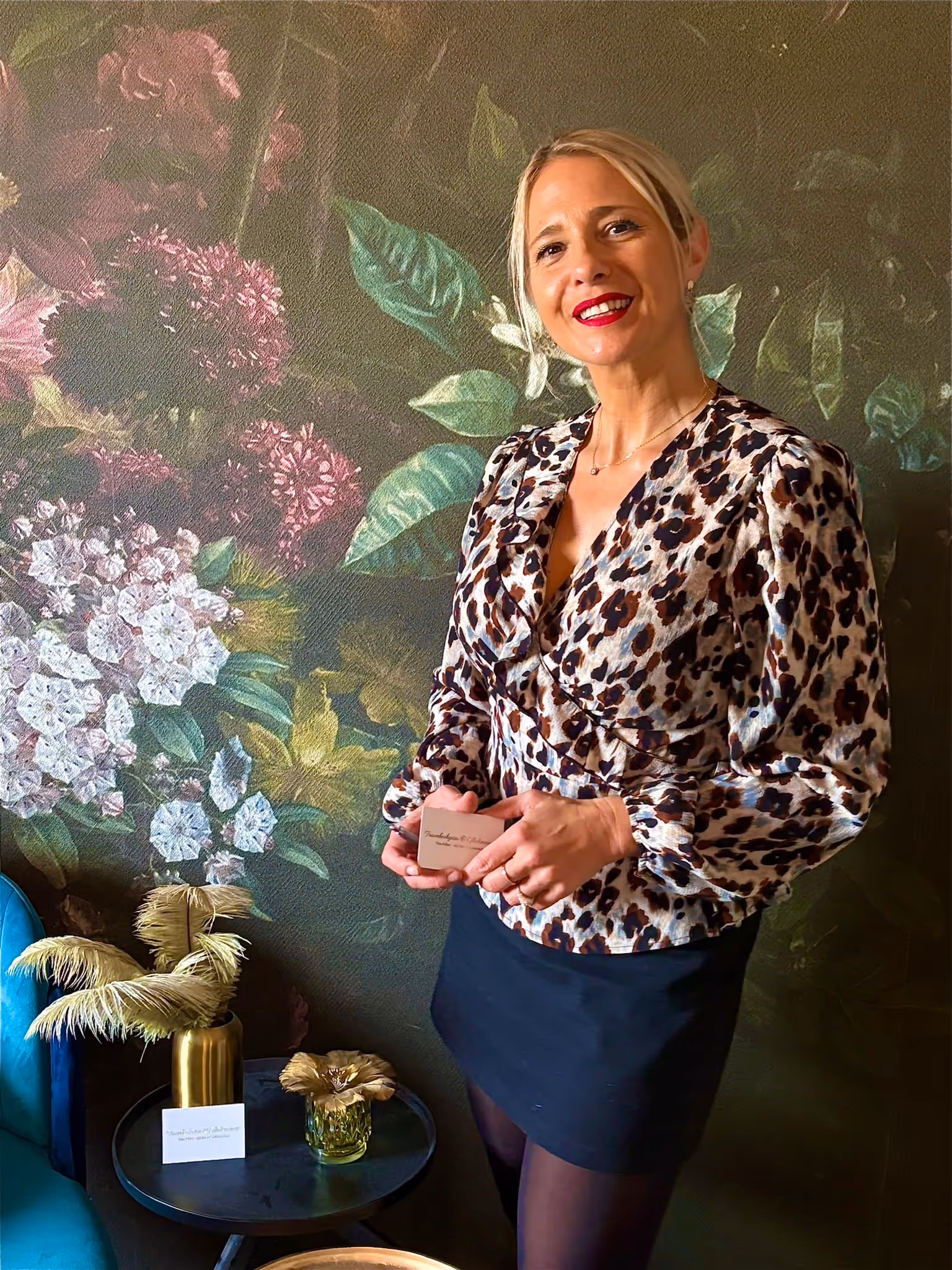Foto mit Tina Felber vor einer Wand