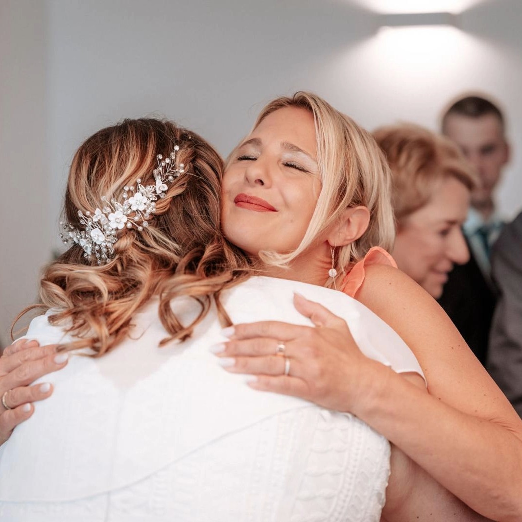 Tina Felber umarmt eine Braut